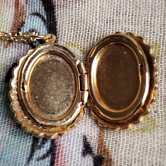 Gold Tone Double Picture Double Sided Locket Embossed Scalloped Edge Necklace - Picture 4 of 13